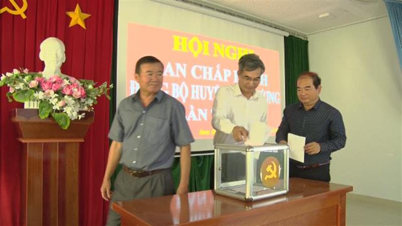 Các đại biểu dự Hội nghị Ban Chấp hành Đảng bộ huyện Đơn Dương lần thứ 29 bỏ phiếu để giới thiệu nhân sự bầu vào chức danh Phó Chủ tịch Ủy ban Nhân dân huyện nhiệm kỳ 2016 – 2021