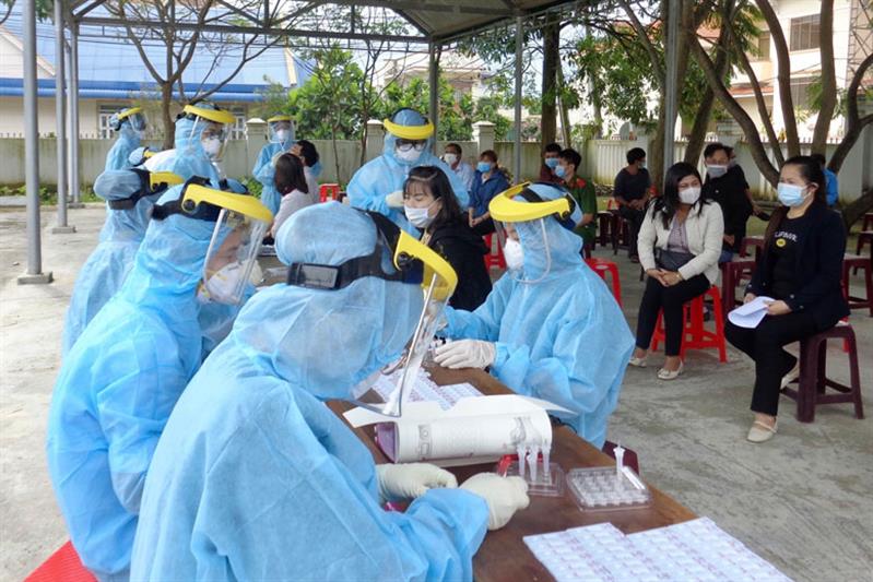 Ngành y tế Đơn Dương lấy mẫu xét nghiệm nhanh kháng nguyên SARS-CoV-2 để sàng lọc phát hiện kịp thời ca bệnh, ngăn chặn dịch lây lan tại nơi làm việc và ra cộng đồng