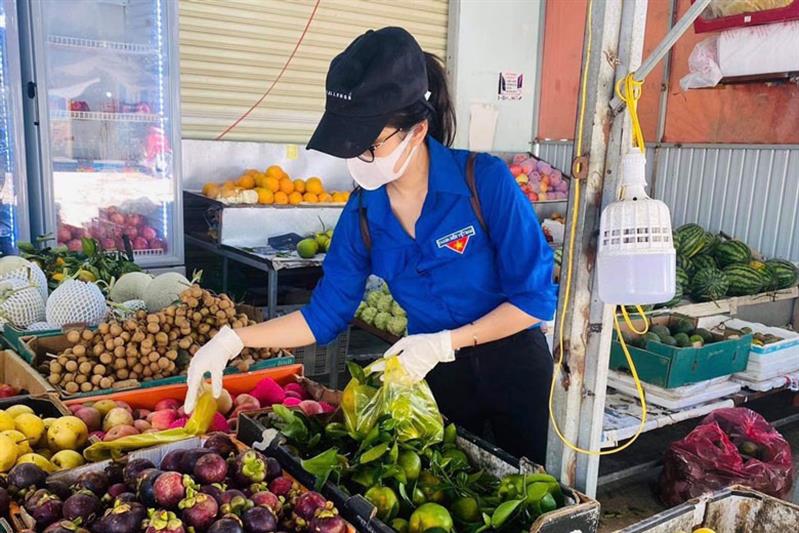 Đoàn viên, thanh niên đi chợ vào buổi sáng để chọn mua được những thực phẩm tươi ngon cho người dân