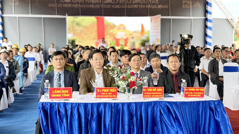 Các đồng chí lãnh đạo cùng đại biểu dự lễ khởi công