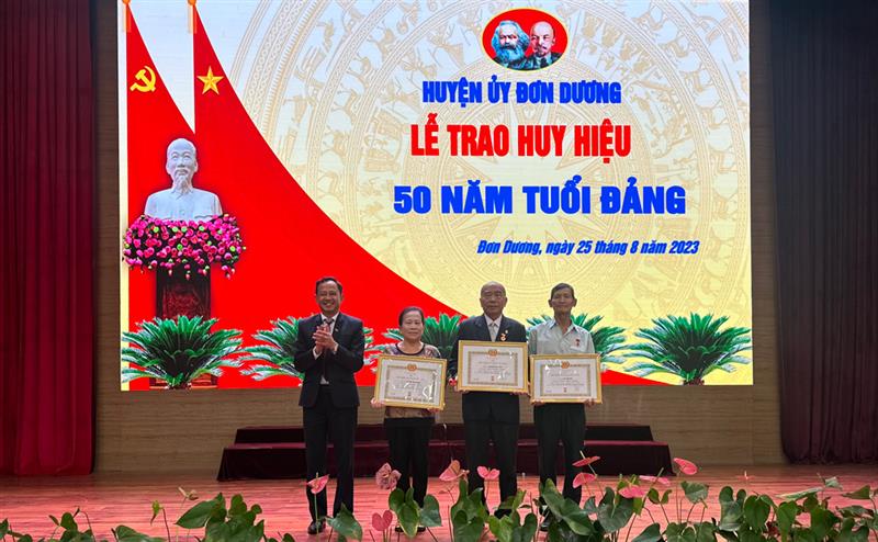 Bí thư Huyện ủy Đơn Dương Trương Văn Tùng trao Huy hiệu Đảng cho các đảng viên