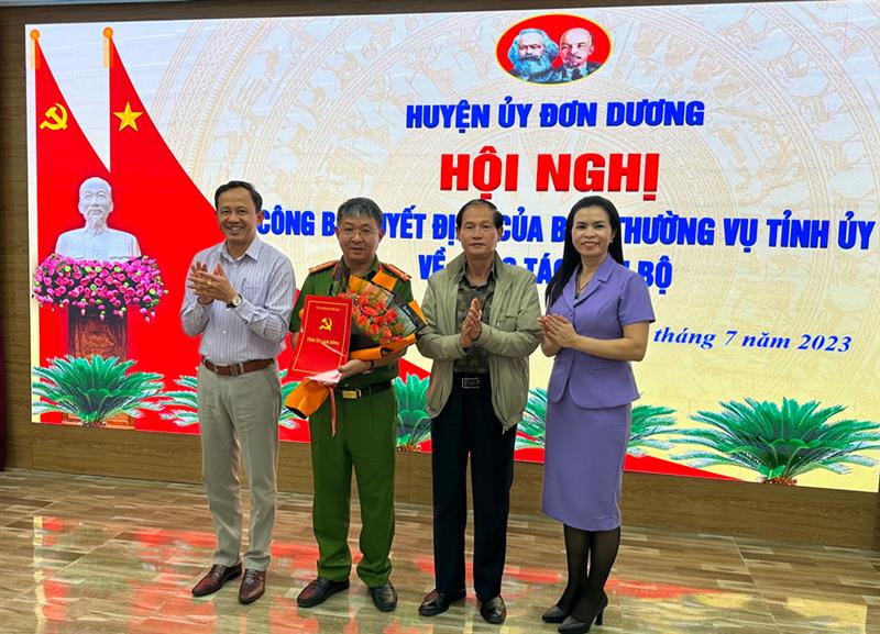 Trưởng Ban Tổ chức Tỉnh ủy Nguyễn Trọng Ánh Đông và Ban Thường trực Huyện ủy huyện Đơn Dương trao quyết định, tặng hoa chúc mừng Thượng tá Tào Nguyễn Quang Minh