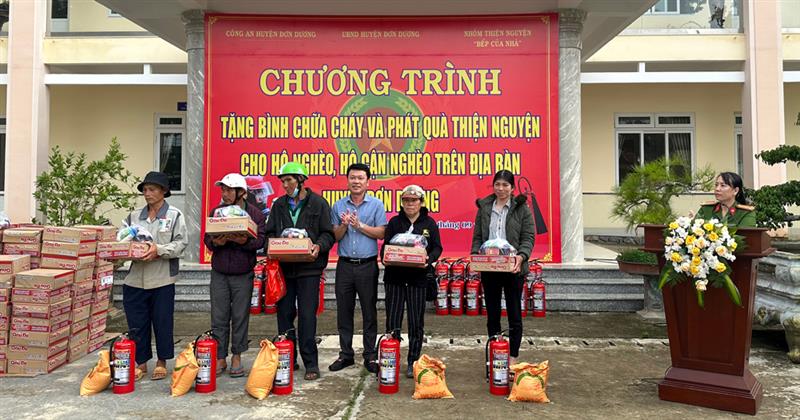 Phó Chủ tịch UBND huyện Đơn Dương Trần Hùng Dũng trao tặng quà, bình chữa cháy cho bà con