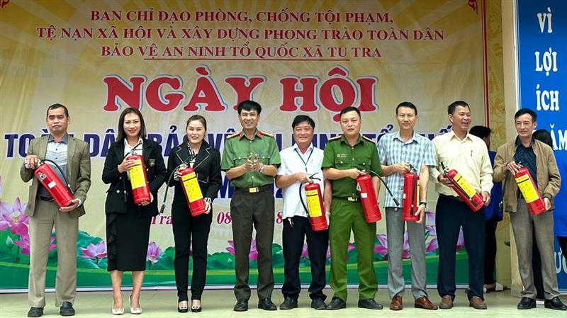 Xã Tu Tra hưởng ứng Phong trào “Nhà tôi có bình chữa cháy” trong toàn dân