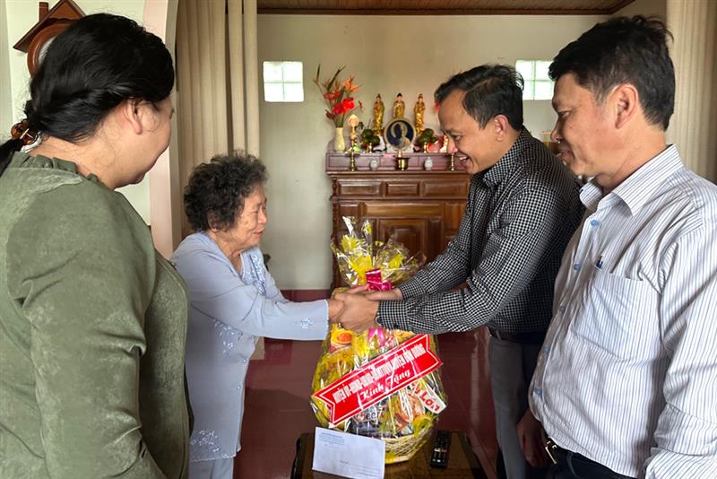 Thăm hỏi gia đình bà Cao Thị Lan