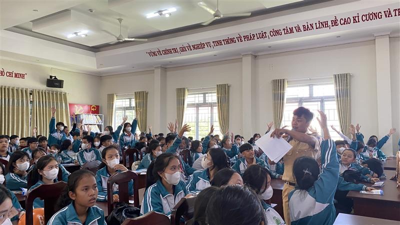 Các em học sinh sôi nổi tham gia trả lời câu hỏi về Luật Giao thông đường bộ