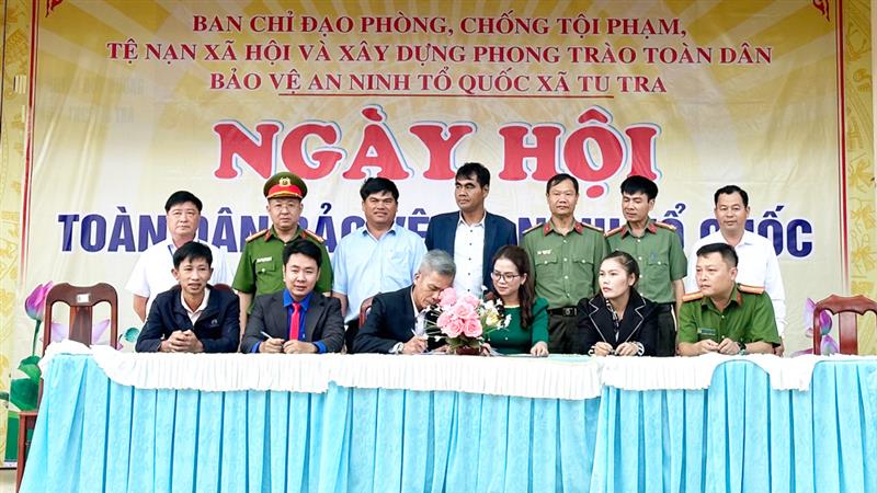 Đại diện các ngành, đoàn thể, tổ dân phố ký kết thi đua xây dựng Phong trào Toàn dân bảo vệ ANTQ