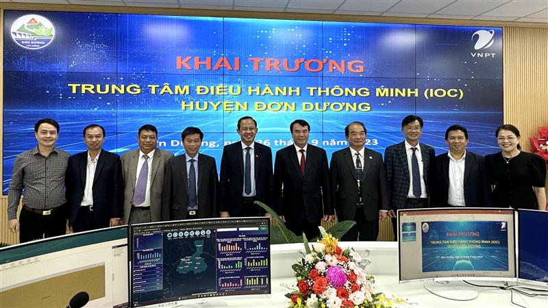 Các đại biểu chụp ảnh lưu niệm tại Trung tâm điều hành thông minh IOC Đơn Dương