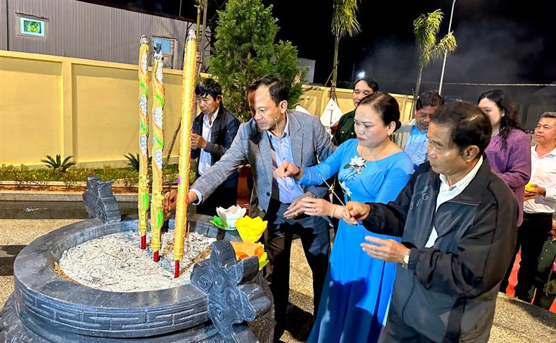 Đồng chí Trương Văn Tùng- Bí thư Huyện ủy dâng hương và nến tri ân các anh hùng liệt sỹ tại Đài tưởng niệm xã anh hùng Quảng Lập
