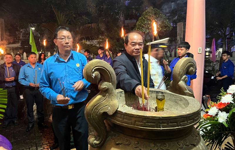Đồng chí Dương Đức Đại- Chủ tịch UBND huyện Đơn Dương dâng hương tại Đài tưởng niệm thị trấn D’ran