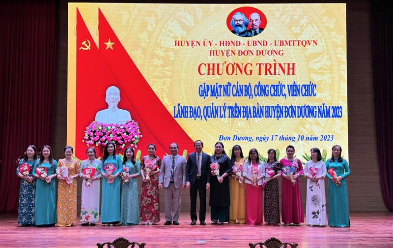 Lãnh đạo huyện Đơn Dương tặng hoa chúc mừng các cán bộ, lãnh đạo nữ