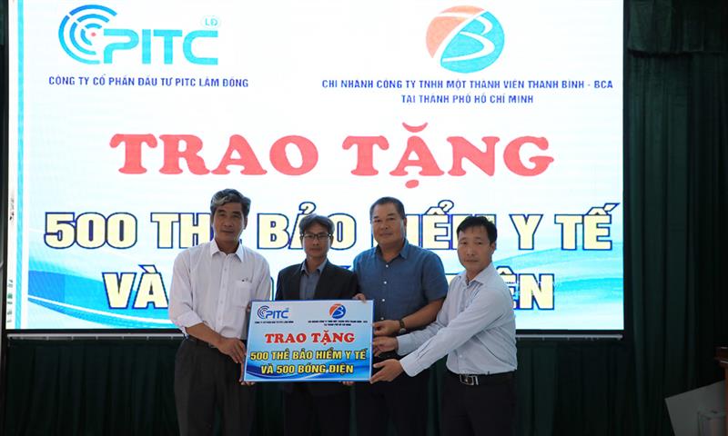 Các nhà tài trợ trao biểu trưng tặng 500 bóng điện cho xã