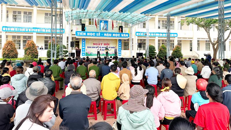 Xã Tu Tra tặng 200 bình chữa cháy cho các gia đình đồng bào dân tộc thiểu số, gia đình có hoàn cảnh khó khăn