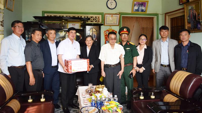 Đồng chí Trần Đình Văn - Phó Bí thư Thường trực Tỉnh ủy, Trưởng Đoàn đại biểu Quốc hội đơn vị tỉnh Lâm Đồng thăm, động viên gia đình bà Trần Thị Ngọc Quý