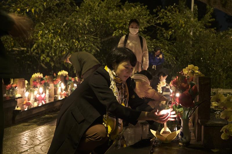 Trưởng Ban Dân vận Tỉnh ủy Phạm Thị Phúc thắp nến tri ân tại các phần mộ liệt sĩ