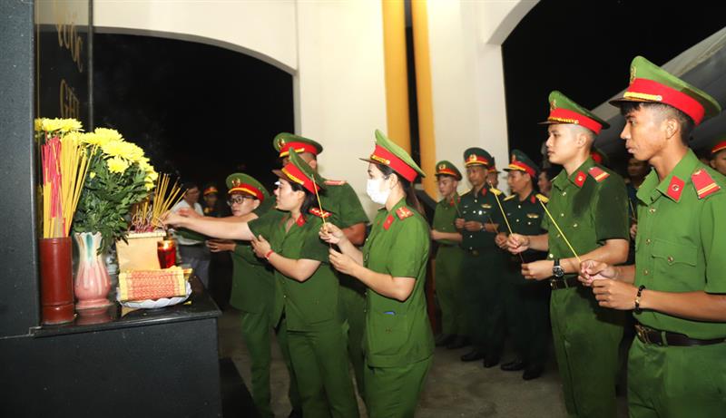 Đoàn viên, thanh niên Trại giam Đại Bình dâng hương tri ân các anh hùng liệt sĩ