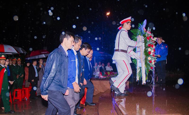 Các đồng chí lãnh đạo huyện Di Linh dâng vòng hoa lên đài tưởng niệm các anh hùng liệt sĩ
