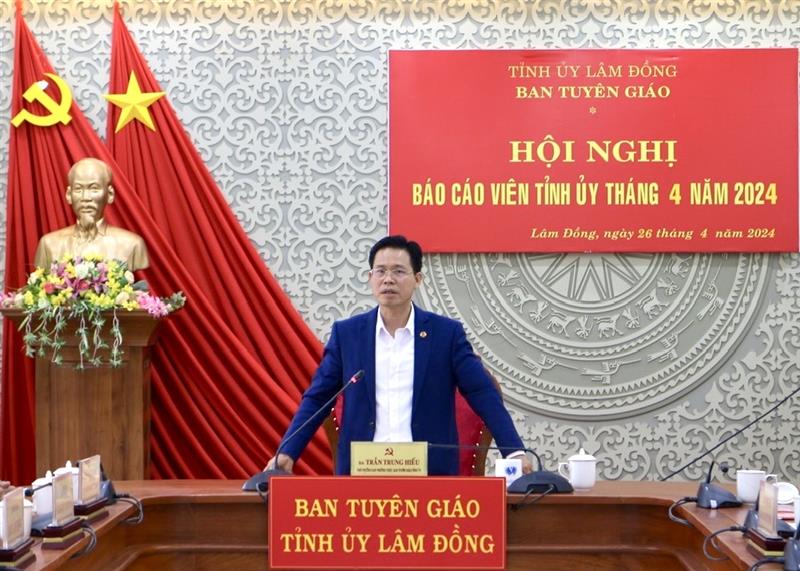 Đồng chí Trần Trung Hiếu - Phó trưởng Ban Thường trực Ban Tuyên giáo Tỉnh ủy định hướng tuyên truyền tháng 5/2024