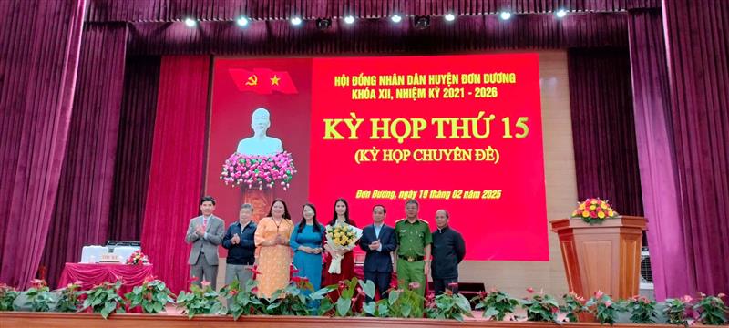 Ban Thường vụ Huyện ủy tặng hoa chúc mừng đồng chí Đinh Thị Mai được bầu giữ chức Chủ tịch HĐND huyện
