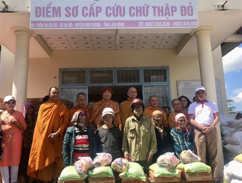 Trao tặng quà cho các hoàn cảnh khó khăn tại huyện Đơn Dương