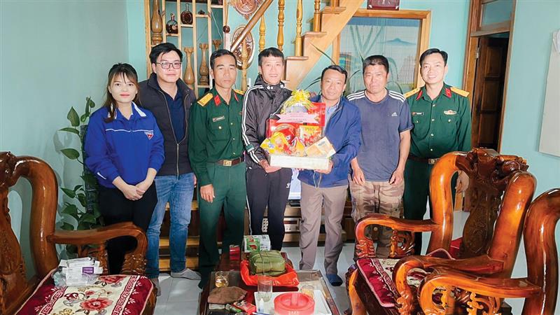 Huyện Đoàn Đơn Dương cùng các ban, ngành, đoàn thể, địa phương tặng quà cho thanh niên trước khi lên đường nhập ngũ
