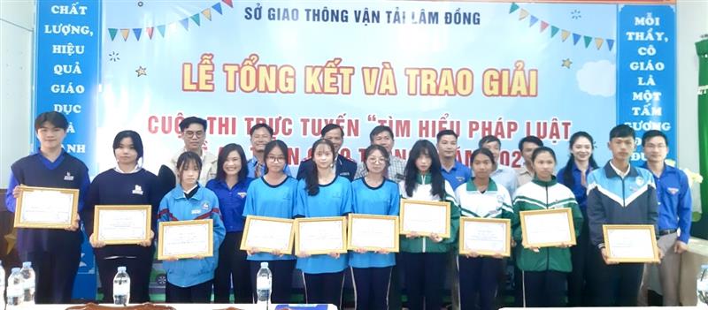 Ban Tổ chức cuộc thi trao giải cho 10 thí sinh đoạt giải