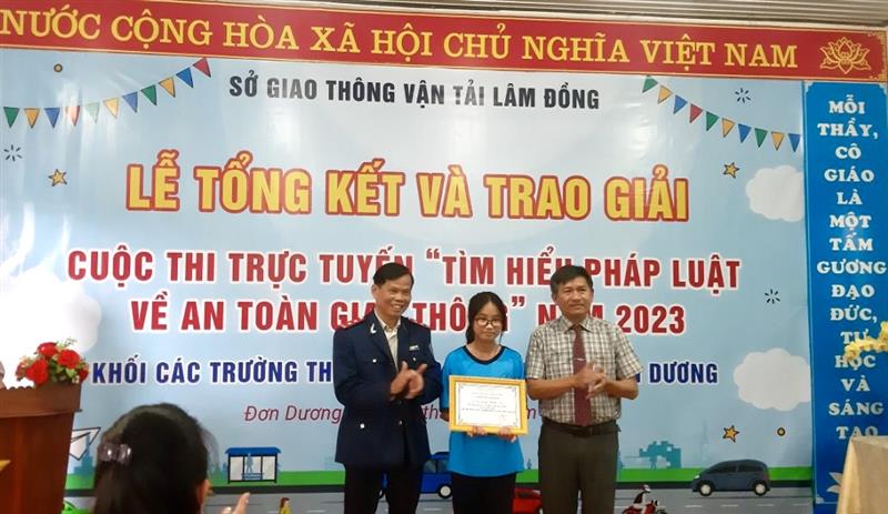 Ban Tổ chức cuộc thi trao giải cho thí sinh đoạt giải nhất