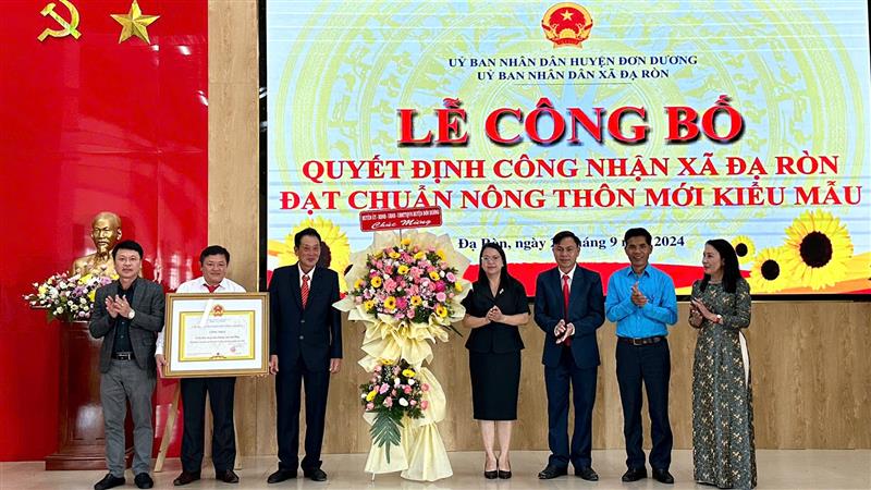 Lãnh đạo xã Đạ Ròn đón nhận Bằng công nhận xã đạt chuẩn NTM kiểu mẫu về sản xuất nông nghiệp