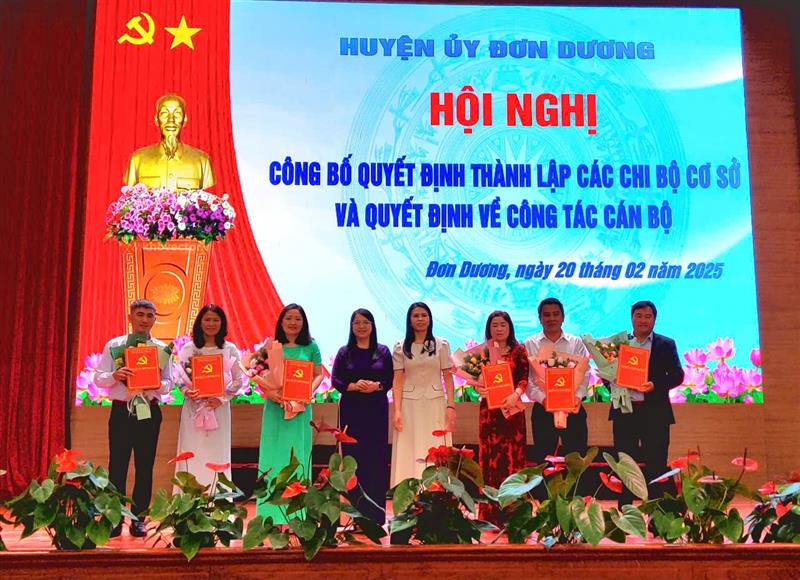 Trao quyết định điều động lãnh đạo, quản lý các xã, thị trấn