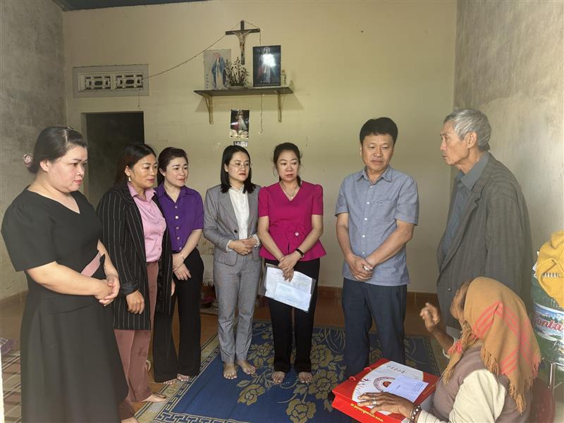 Đồng chí Trần Hùng Dũng - Phó Chủ tịch UBND huyện Đơn Dương, thăm hỏi, tặng quà người cao tuổi có hoàn cảnh khó khăn