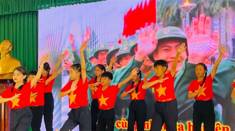 Thiếu nhi Đơn Dương biểu diễn các tiết mục chào mừng Ngày thành lập Đảng