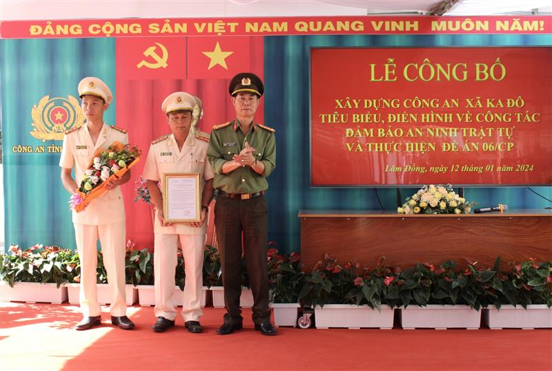 Đại tá Nguyễn Quang Thống- Phó Giám đốc Công an tỉnh Lâm Đồng trao quyết định xây dựng Công an xã Ka Đô tiêu biểu, điển hình về đảm bảo an ninh trật tự và thực hiện Đề án 06