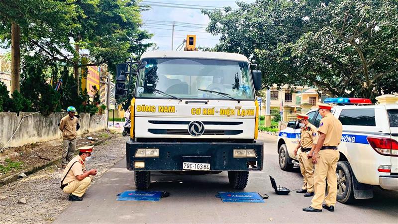 Công an Đơn Dương kiểm tra các xe có dấu hiệu quá tải lưu thông trên địa bàn huyện