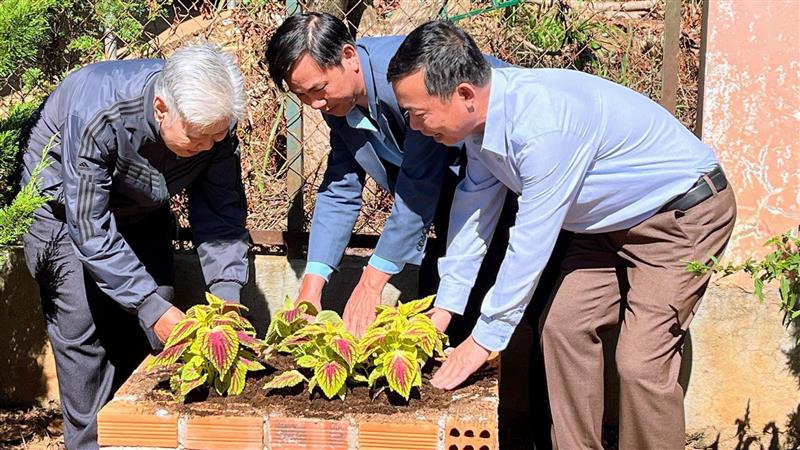 Ông Lê Đình Thủy - Chủ tịch UBMTTQ Việt Nam huyện Đơn Dương cùng với Linh mục Phạm Quang Hào - Chánh xứ Giáo xứ Suối Thông B, xã Đạ Ròn tham gia trồng hoa sau lễ phát động Mô hình Tôn giáo tham gia bảo vệ môi trường