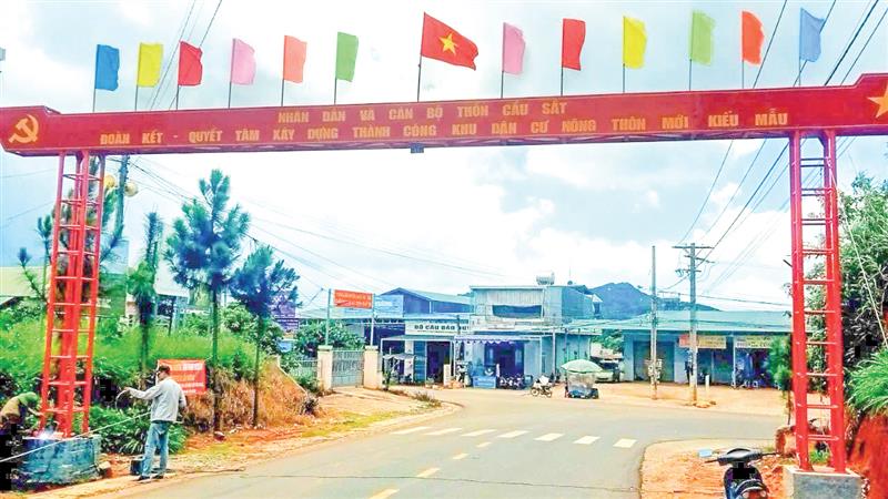 Tuyến đường cờ Tổ quốc tại xã Tu Tra, huyện Đơn Dương