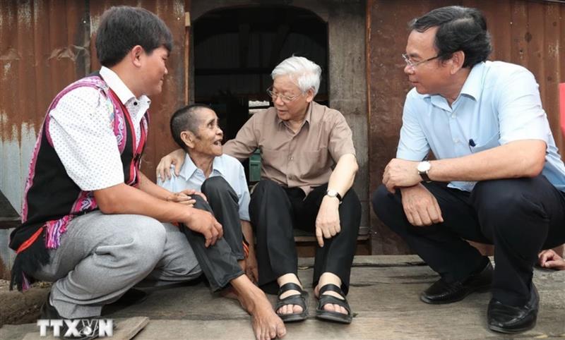 Tổng Bí thư Nguyễn Phú Trọng thăm gia đình thương binh Đinh Phi, hộ gia đình chính sách có hoàn cảnh đặc biệt khó khăn ở làng Tung Ke 2, xã Ayun, huyện Chư Sê, tỉnh Gia Lai, chiều 12/4/2017