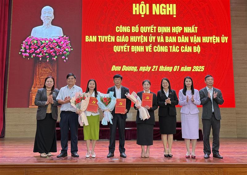 Ban Thường vụ Huyện ủy Đơn Dương trao quyết định bổ nhiệm cho các đồng chí Trưởng, Phó Ban Tuyên giáo và Dân vận Huyện ủy