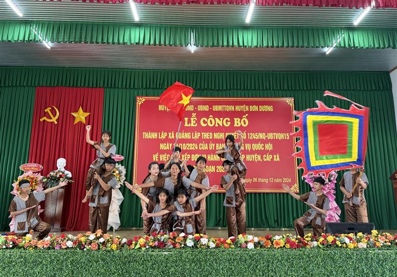 Tiết mục văn nghệ chào mừng lễ công bố trong không khí vui tươi, hân hoan