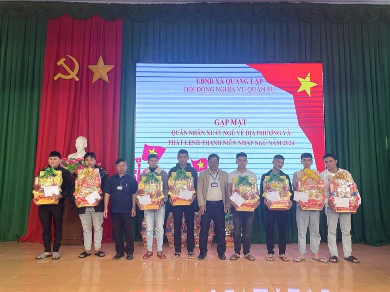 Trao quà cho các quân nhân xuất ngũ