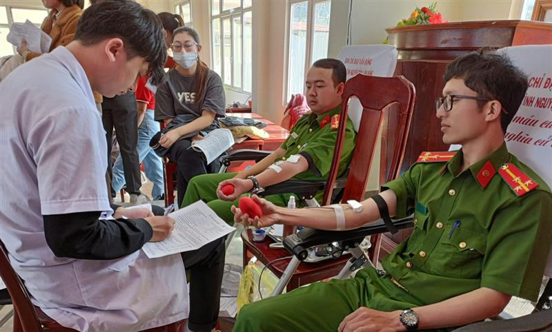 Lực lượng Công an nhân dân tham gia hiến máu tình nguyện