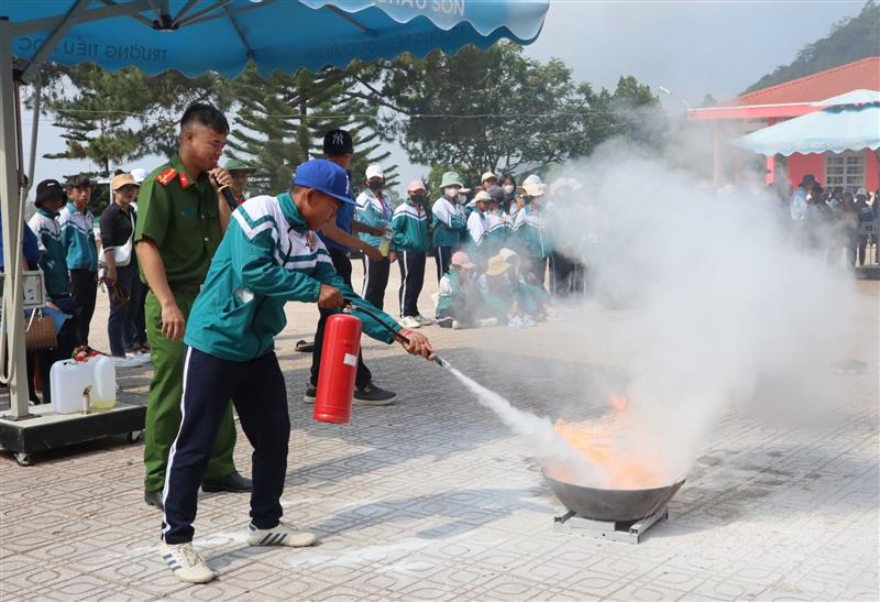 Các em học sinh được trang bị kỹ năng phòng cháy chữa cháy