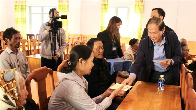 Đồng chí Nguyễn Trọng Ánh Đông - Ủy viên Ban Thường vụ, Trưởng Ban Tổ chức Tỉnh ủy tặng quà các gia đình có hoàn cảnh khó khăn tại xã Lạc Xuân