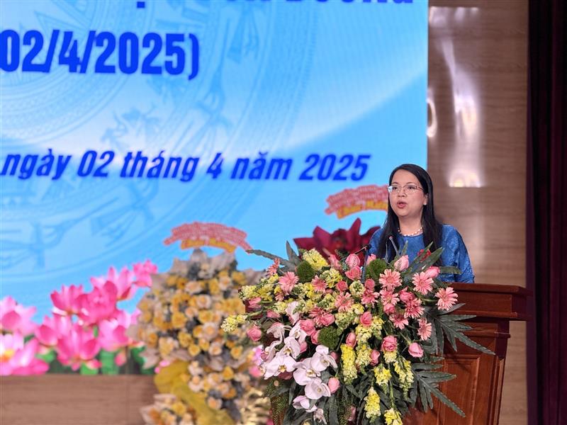 Đồng chí Dương Thị Ngà - Bí thư Huyện ủy Đơn Dương đọc diễn văn kỷ niệm 50 năm Ngày Giải phóng huyện