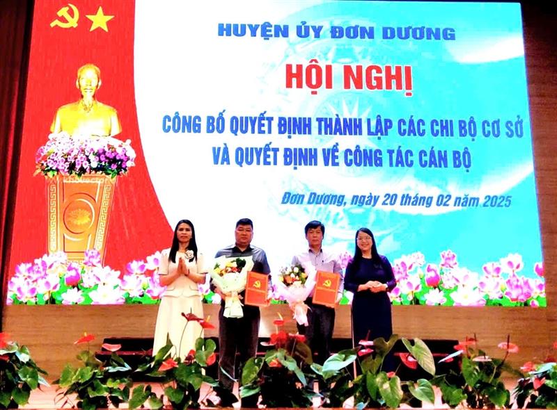 Trao quyết định thành lập 2 chi bộ mới: Phòng Nông nghiệp và Môi trường, Ban Tuyên giáo và Dân vận