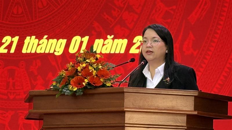 Đồng chí Dương Thị Ngà - Bí thư Huyện ủy Đơn Dương phát biểu và bày tỏ tin tưởng sau khi hợp nhất, Ban Tuyên giáo và Dân vận Huyện ủy sẽ là một tập thể đoàn kết, thống nhất, nỗ lực, quyết tâm hoàn thành tốt nhiệm vụ được giao