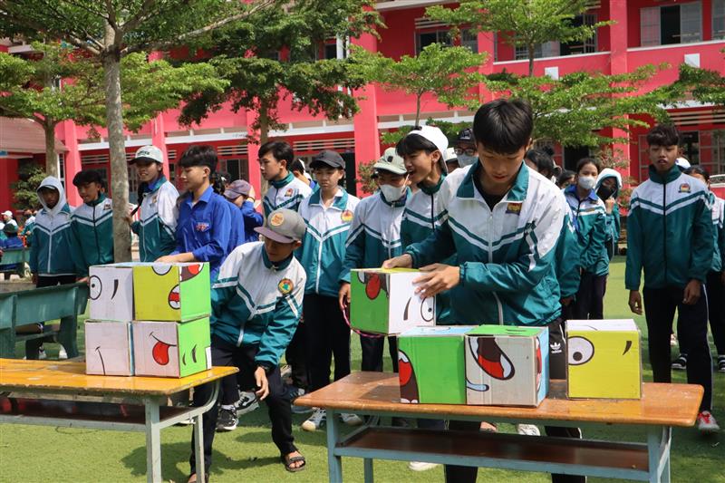 Các em học sinh sôi nổi tham gia vào các trò chơi trong chương trình