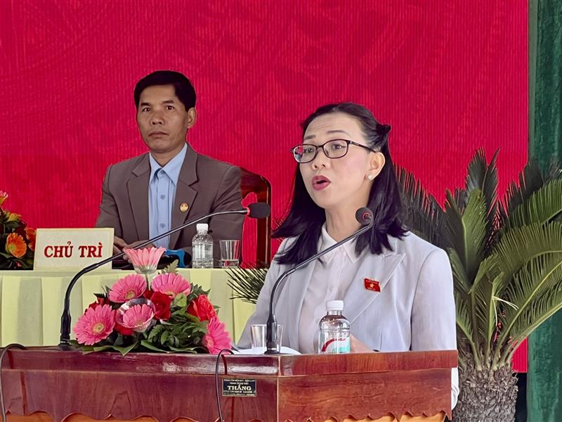 ĐBQH Trịnh Thị Tú Anh báo cáo kết quả Kỳ họp thứ 8 của Quốc hội đến cử tri