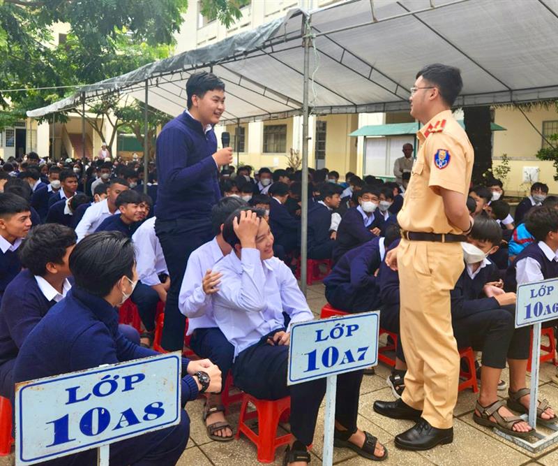 Học sinh Trường THPT Pró tham gia trả lời các câu hỏi kiến thức về an toàn giao thông