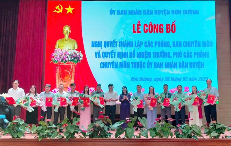 Trao quyết định bổ nhiệm trưởng, phó các cơ quan chuyên môn thuộc UBND huyện