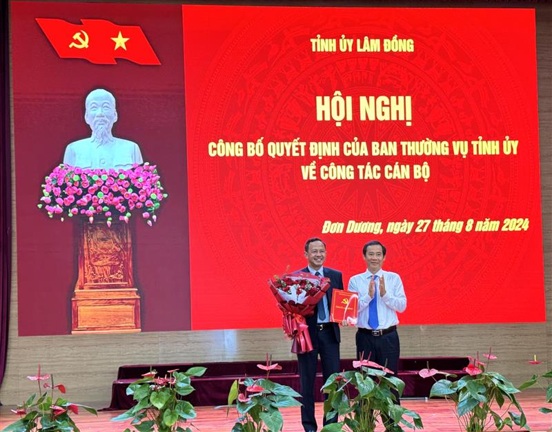 Đồng chí Quyền Bí thư Tỉnh ủy Lâm Đồng Nguyễn Thái Học trao Quyết định và tặng hoa chúc mừng đồng chí Trương Văn Tùng -  Chủ tịch Hội Nông dân tỉnh